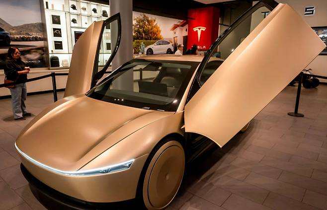 미국 캘리포니아에서 공개된 테슬라의 무인택시 '사이버캡' 프로토타입 /사진=블룸버그