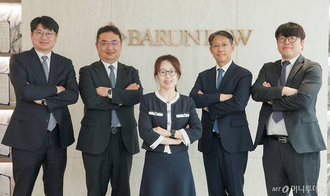 지난 26일 서울 강남구 대치동에 있는 법무법인 바른 회의실에서 바른 부동산PF금융위기대응팀의 인터뷰가 진행됐다. 사진은 왼쪽부터 변상엽 변호사(34기), 김병일 변호사(33기), 김소연 변호사(40기), 조동현 변호사(35기), 우현수 변호사(39기). /사진=이기범 기자