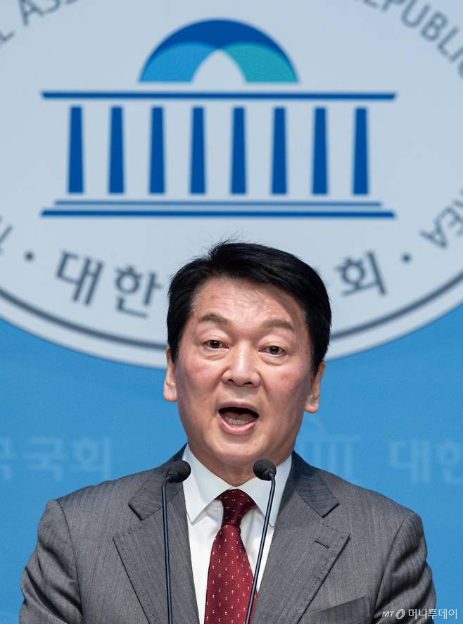 (서울=뉴스1) 이재명 기자 = 안철수 국민의힘 경선 후보가 27일 오전 서울 여의도 국회 소통관에서 '국민 여러분께 드리는 호소문'을 발표하고 있다. 2025.4.27/뉴스1 Copyright (C) 뉴스1. All rights reserved. 무단 전재 및 재배포, AI학습 이용 금지. /사진=(서울=뉴스1) 이재명 기자