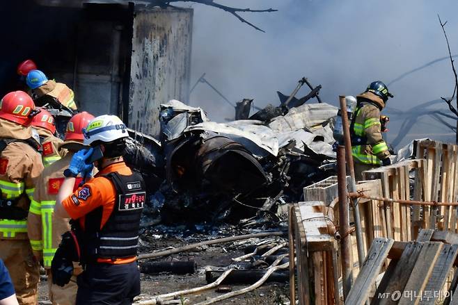 29일 오후 1시43분쯤 경북 포항 남구 동해면 야산에 해군 해상 초계기 (P-3C)가 추락해 전소됐다. 사고 현장에서 소받당국과 해군 항공사령부 소방대가 진화 작업 및 인명 수색을 하고 있다. / 사진=뉴스1