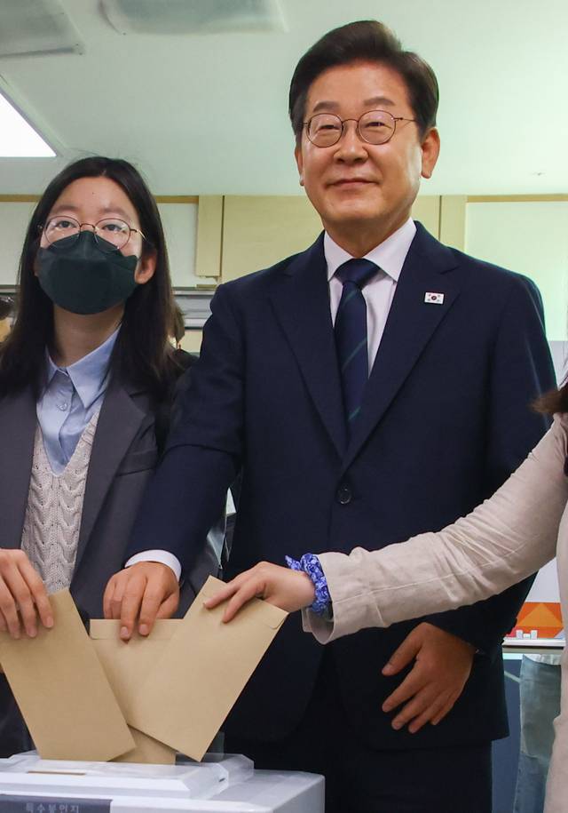 청년과 함께 이재명 더불어민주당 대통령 선거 후보가 29일 오전 서울 서대문구 신촌동주민센터 사전투표소에서 청년들과 함께 투표하고 있다. 곽성호 기자