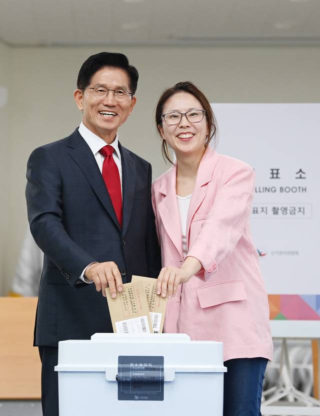 외동딸과 함께 김문수(왼쪽) 국민의힘 대통령 선거 후보가 외동딸 동주 씨와 함께 29일 오전 인천시 계양구 계양1동 주민센터 사전투표소에서 투표하고 있다. 박윤슬 기자