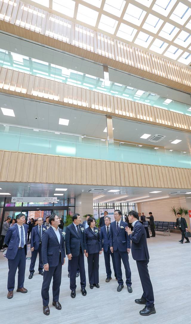 강정애 국가보훈부 장관이 29일 오후 국립영천호국원에서 열린 국립영천호국원 확충사업 준공식에 참석해 주요내빈들과 함께 행사를 마치고 제3충령당을 둘러보고 있다. 국가보훈부 제공