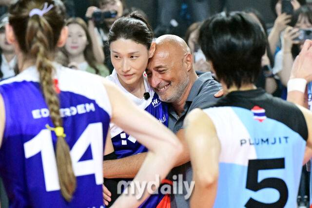 선수로 마지막 경기를 끝낸 김연경과 아본단자 감독이 포옹을 하고 있다.