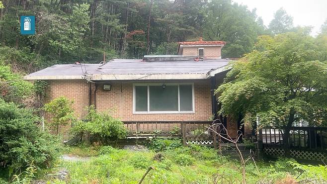 경기도 양평군 서종면 수능리에 소재한 한 주택이 토지 3분의 1값에 경매 시장에 나왔다. 단 주택의 경우 1998년 사용승인을 얻은 구축이라 감정가가 9000만원에 그쳤다. 윤병찬 PD