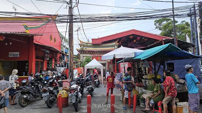 자카르타 북부 글로독 지역 차이나타운의 불교 사찰 금덕원