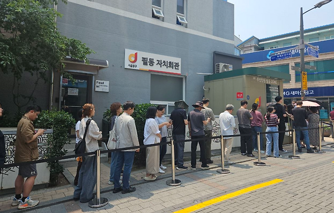 제21대 대선 사전투표 첫날인 5월29일, 투표하려는 시민들이 점심시간에 서울 필동 사전투표소 앞에 줄지어 서 있다.(사진:최기훈 기자)