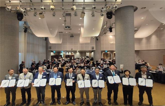 광주경총은 지난 23일 홀리데이인 광주호텔 컨벤션홀에서 근로자 투표시간 보장 캠페인 협약식을 가졌다. 광주경총 제공