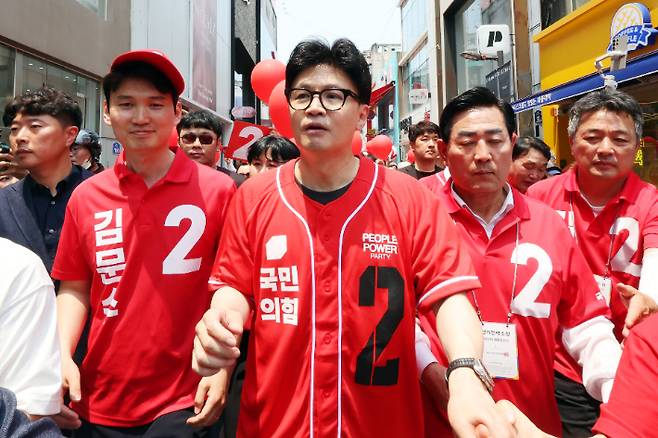 제21대 대통령선거 사전투표 첫날인 29일 오후 광주 동구 충장로우체국 앞에서 국민의힘 한동훈 전 대표가 유세하고 있다. 연합뉴스