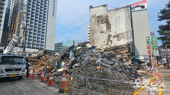 서울 중구 세운대림상가 인근 노후 건물에서 발생한 화재가 12시간여 만에 완전히 꺼졌다. 나채영 기자