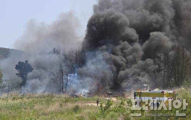 ▲경북 포항 남구 동해면 코아루블루인시티 아파트 뒤 야산에 해군 P-3C 해상초계기가 추락했다. ⓒ독자 제공