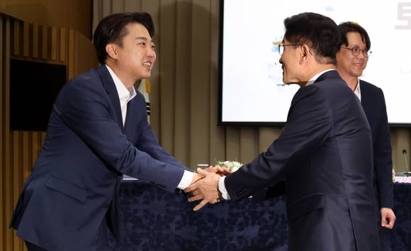 손 잡은 김문수-이준석 - 김문수 국민의힘 대선 후보와 이준석 개혁신당 대선 후보가 19일 오전 서울 중구 서울시청에서 열린 ‘약자와 동행하는 서울’ 토론회를 마친 후 인사하고 있다. 뉴시스