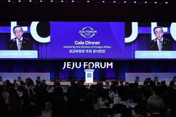 조태열 외교부 장관이 29일 제주국제컨벤션센터에서 열린 외교부 장관 주최 제주포럼 공식 환영 만찬에서 만찬사를 하고 있다. 외교부 제공