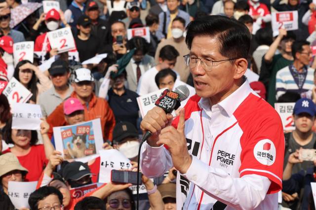 김문수 국민의힘 대선 후보가 29일 경기 안산시 안산문화광장에서 시민들에게 지지를 호소하고 있다. 연합뉴스