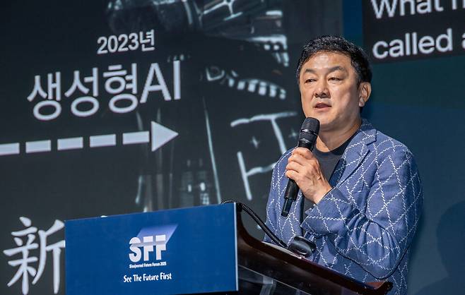 28일 서울 영등포구 페어몬트 앰배서더 서울에서 열린 '시사저널 미래포럼 2025'에서 최재붕 성균관대 기계공학부 교수가 발표하고 있다. ⓒ시사저널 최준필