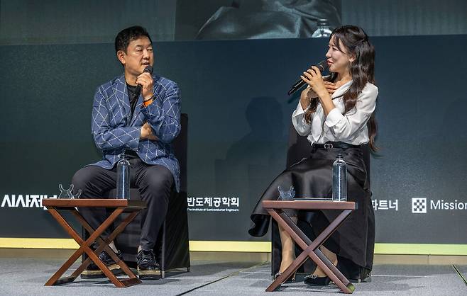 28일 서울 영등포구 페어몬트 앰배서더 서울에서 열린 '시사저널 미래포럼 2025'에서 최재붕 성균관대 기계공학부 교수와 이지혜 카카오엔터프라이즈 부사장이 패널토론하고 있다. ⓒ시사저널 최준필