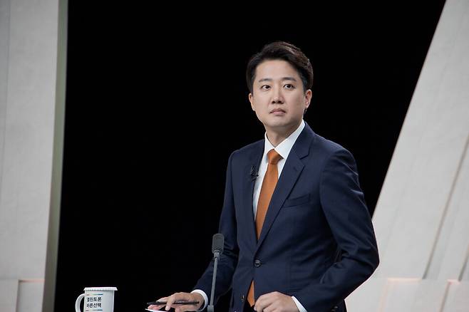 이준석 개혁신당 후보가 지난 27일 서울 마포구 상암동 MBC 스튜디오에서 열린 정치 분야 마지막 대선 TV토론회를 준비하고 있다. ⓒ연합뉴스