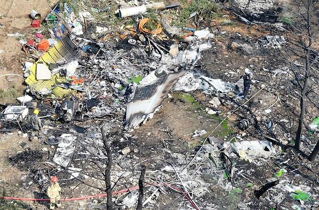 5월29일 오후 1시50분께 경북 포항시 남구 동해면 신정리 한 야산에 해군 초계기가 추락한 가운데 군과 소방 당국 등 관계기관이 현장 수습을 하고 있다. ⓒ 연합뉴스