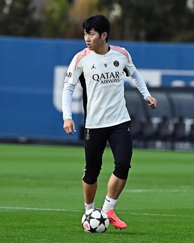 PSG 이강인이 UCL 경기를 앞두고 클럽하우스 ‘PSG 캠퍼스’에서 진행된 팀 훈련을 하고 있다. 그는 구단 홈페이지를 통해 승리와 우승을 확신했다. 사진출처 |PSG 페이스북