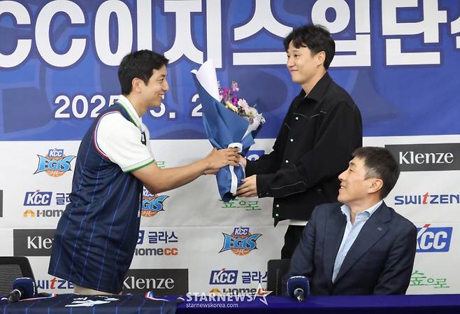 부산 KCC이지스 자유계약선수(FA) 허훈 입단 기자회견이 29일 오후 서울 강남구 KBL 센터에서 열렸다. 허훈(왼쪽)이 허웅에 꽃다발을 받고 있다. 허훈의 입단으로 KBL 역대 4번째 한 팀서 뛰는 형제가 탄생했다. 허훈은 형 허웅과 함께 다음 시즌 우승컵을 노린다. /사진=김진경 대기자