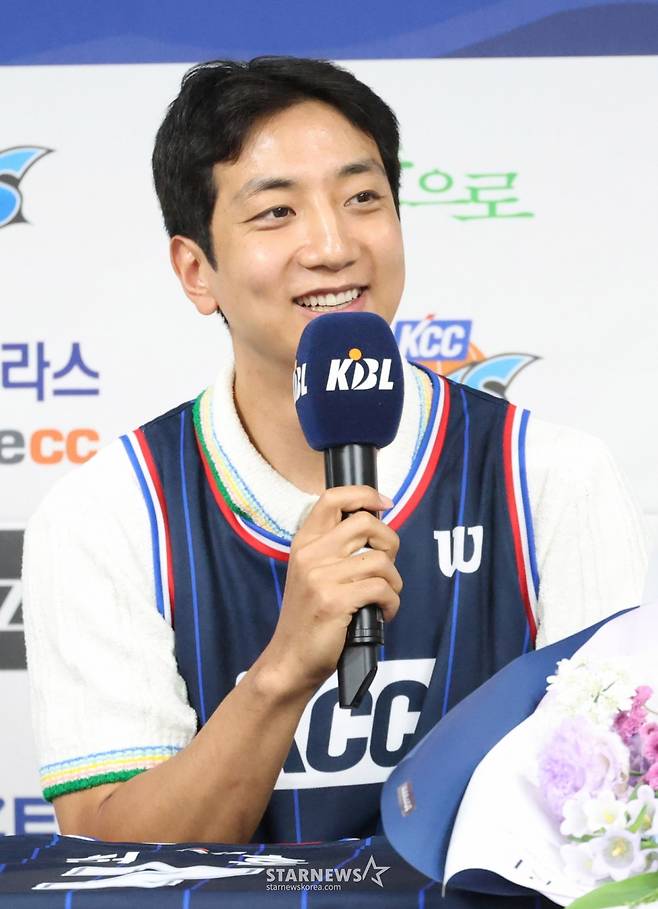부산 KCC이지스 자유계약선수(FA) 허훈 입단 기자회견이 29일 오후 서울 강남구 KBL 센터에서 열렸다. 허훈이 기자들의 질문에 답하고 있다. 허훈의 입단으로 KBL 역대 4번째 한 팀서 뛰는 형제가 탄생했다. 허훈은 형 허웅과 함께 다음 시즌 우승컵을 노린다. /사진=김진경 대기자