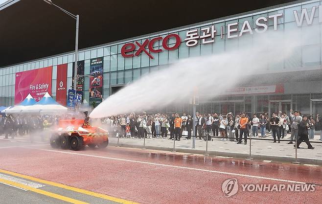 소방로봇의 방수 시연 (대구=연합뉴스) 김현태 기자 = 28일 오후 대구 북구 엑스코에서 열린 21회 국제소방안전박람회에서 소방청과 현대자동차 그룹이 공동 개발한 차량형 무인 소방로봇이 시연을 하고 있다. 2025.5.28 mtkht@yna.co.kr