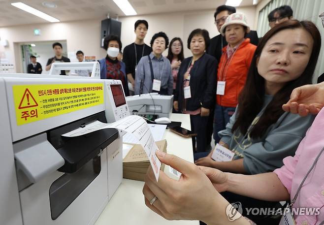 투표지 인쇄 살피는 참관단 (서울=연합뉴스) 김성민 기자 = 제21대 대통령선거 사전투표 첫날인 29일 서울 성동구 송정동공공복합청사에 마련된 사전투표소에서 공정선거참관단과 사전투표참관인이 투표지 인쇄를 살피고 있다. 2025.5.29 ksm7976@yna.co.kr