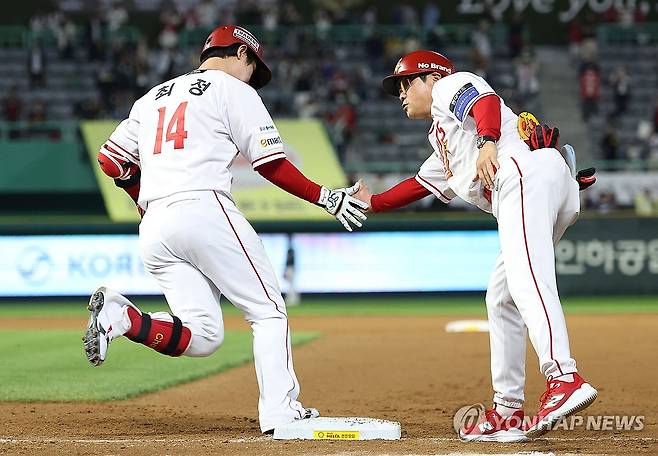 '홈런 잘했어' (인천=연합뉴스) 김성민 기자 = 14일 인천 SSG랜더스필드에서 열린 프로야구 2025 신한 SOL 뱅크 KBO리그 NC 다이노스와 SSG 랜더스의 경기. 8회말 2사 1루 SSG 최정이 2점 홈런을 치고 코치의 격려를 받고 있다. 지난 13일 KBO 통산 500홈런을 기록한 최정은 오늘 홈런을 추가하며 501홈런을 달성했다. 2025.5.14 ksm7976@yna.co.kr