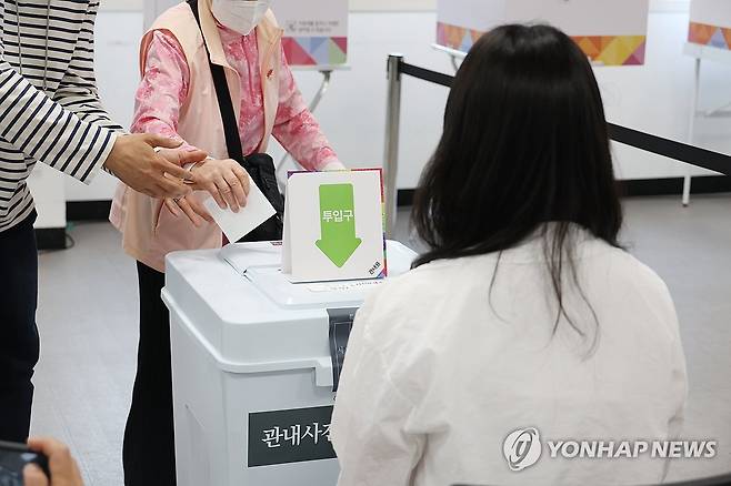 어르신도 소중한 한표 (대구=연합뉴스) 박세진 기자 = 제21대 대통령 선거 사전투표 첫날인 29일 대구 수성구 범어2동 행정복지센터에 마련된 사전투표소를 찾은 한 어르신이 투표 사무원의 도움을 받아 투표하고 있다. 2025.5.29 psjpsj@yna.co.kr