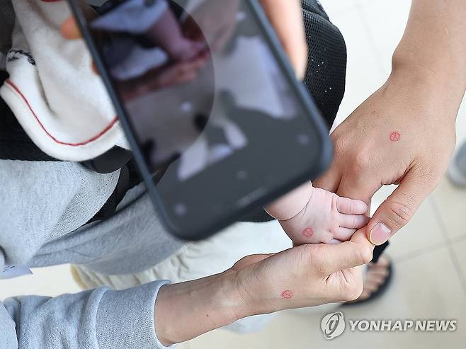 '우리 가족 투표했어요' (대구=연합뉴스) 윤관식 기자 = 제21대 대통령 선거 사전투표 첫날인 29일 대구 달성군 유가읍 행정복지센터에 마련된 사전투표소를 찾은 유권자들이 투표를 마친 후 '투표 인증사진'을 남기고 있다. 2025.5.29 psik@yna.co.kr