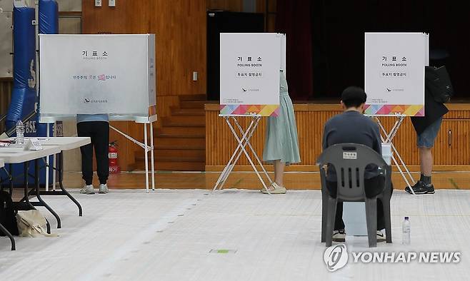 소중한 한 표 (대전=연합뉴스) 김소연 기자 = 제21대 대통령선거 사전투표 첫날인 29일 대전 유성구 어은중학교에서 유권자들이 소중한 한 표를 행사하고 있다. 2025.5.29 soyun@yna.co.kr