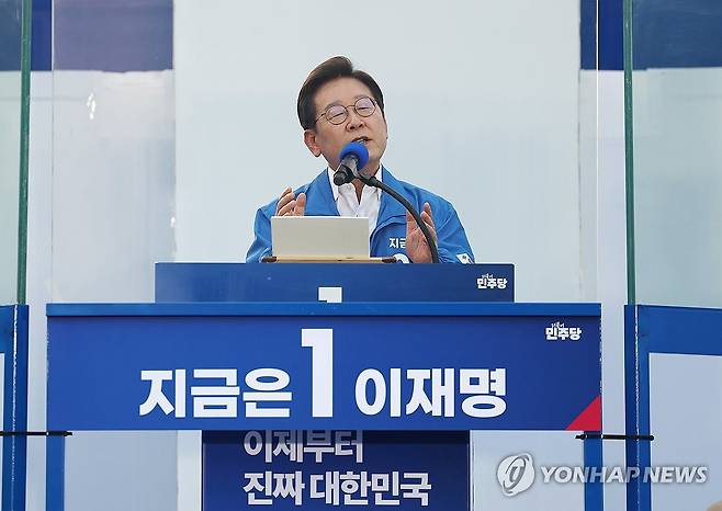 지지 호소하는 이재명 후보 (서울=연합뉴스) 황광모 기자 = 더불어민주당 이재명 대선후보가 29일 서울 관악구 관악산 으뜸공원에서 열린 유세에서 지지를 호소하고 있다. 2025.5.29 hkmpooh@yna.co.kr