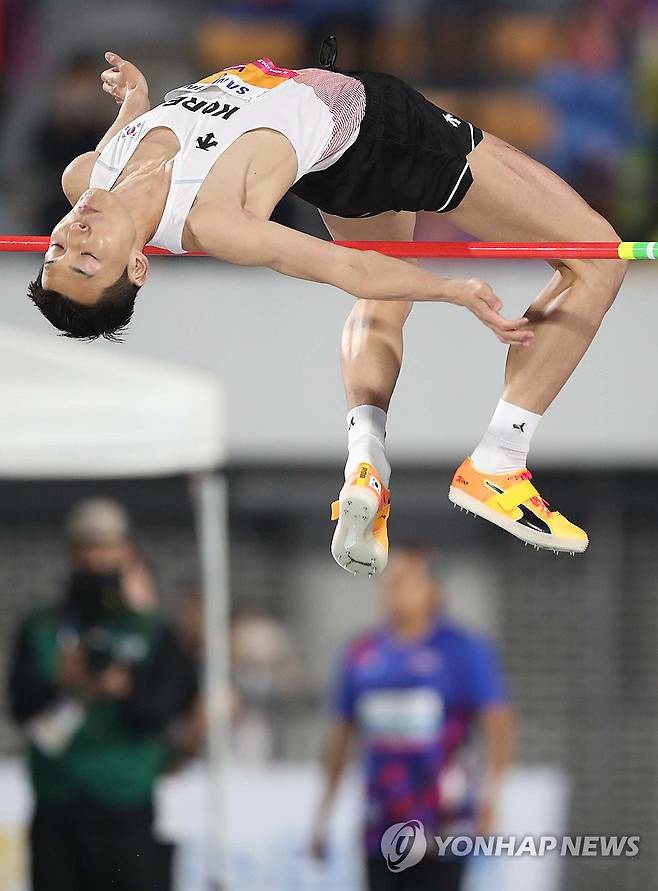 '가볍게' (구미=연합뉴스) 김현태 기자 = 29일 오후 경북 구미시민운동장에서 열린 2025 아시아육상경기선수권대회 남자 높이뛰기 결선에서 우상혁(용인시청)이 경기에 임하고 있다. 2025.5.29 mtkht@yna.co.kr