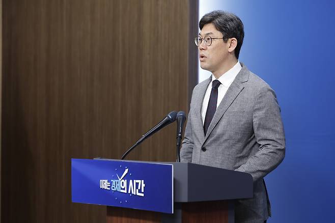 30일 오전 경기도청 브리핑룸에서 허승범 기획조정실장이 2025년도 제1회 추가경정예산안 관련 브리핑을 하고 있다. 사진=경기도청