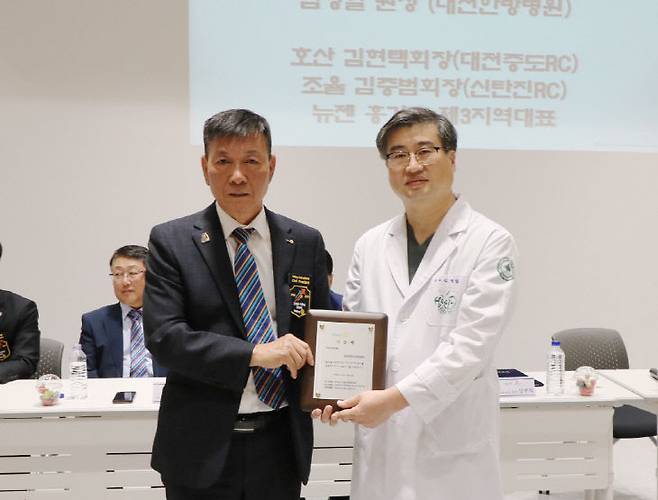 김현택 국제로타리 3680지구 대전중도클럽 김현택 회장(사진 왼쪽)이 김영일 대전대 대전한방병원장에게 기증서를 전달하고 있다. (사진=대전한방병원 제공)
