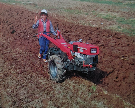 김삼만은 유럽을 견학하던 중 첨단 농기계를 이용하는 농촌의 현장을 봤다. 당시 한국의 농촌은 소와 인력에 의존하고 있는 상황이었다. 김삼만은 대동공업사가 한국의 농촌 변화를 위한 농기구 전문 기계를 생산하는 회사를 만들겠다는 결심을 했다./대동30년사/