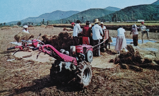 김삼만은 유럽을 견학하던 중 첨단 농기계를 이용하는 농촌의 현장을 봤다. 당시 한국의 농촌은 소와 인력에 의존하고 있는 상황이었다. 김삼만은 대동공업사가 한국의 농촌 변화를 위한 농기구 전문 기계를 생산하는 회사를 만들겠다는 결심을 했다./대동30년사/