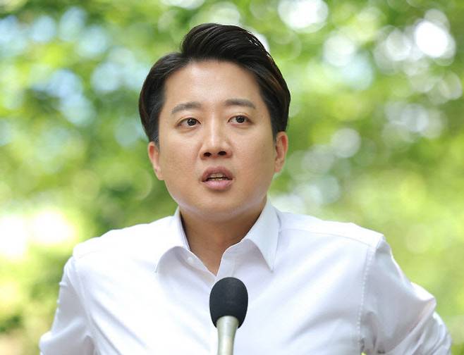 취재진 질문에 답하는 이준석 후보 (사진=연합뉴스)