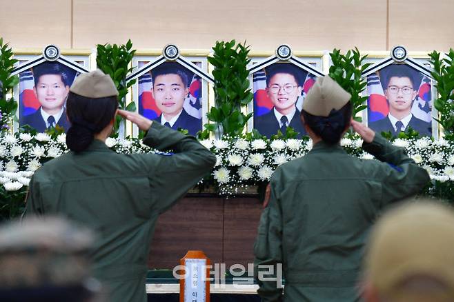 30일 경북 포항시 해군 항공사령부체육관에 마련된 해상초계기(P-3CK) 순직자들의 합동분향소에서 동료들이 순직자들에 경례하고 있다. (사진=뉴스1)