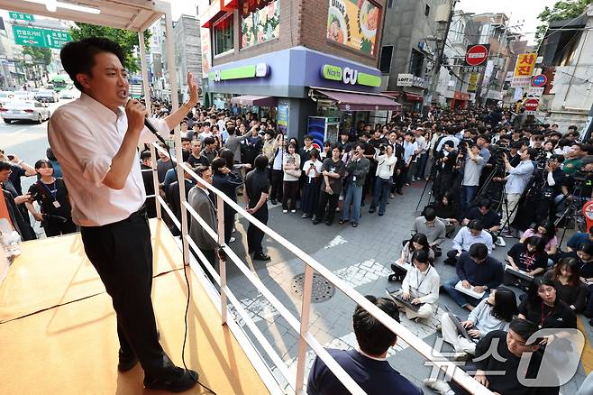 이준석 개혁신당 대통령 후보가 제21대 대통령선거 사전투표 첫날인 29일 서울 성북구 안암역 인근에서 열린 유세에서 지지를 호소하고 있다.2025.5.29/뉴스1 ⓒ News1 민경석 기자