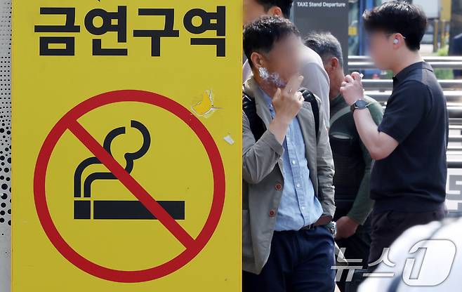 세계 금연의 날을 이틀 앞둔 31일 서울역 흡연실에서 시민들이 담배를 피고 있다. 2025.5.29/뉴스1 ⓒ News1 이동해 기자