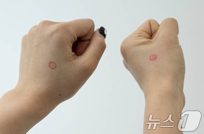 제21대 대통령선거 사전투표 첫날인 29일 오전 경기도 화성시 신동 동탄9동 행정복지센터에 마련된 사전투표소에서 투표를 마친 유권자들이 인증샷을 촬영하고 있다. 2025.5.29/뉴스1 ⓒ News1 이재명 기자