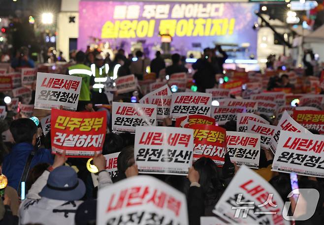 4일 저녁 서울 중구 시청역 인근에서 열린 촛불행동 집회 참석자들이 헌법재판소의 윤석열 전 대통령 탄핵 인용을 자축하는 문화제를 하고 있다. 2025.4.4/뉴스1 ⓒ News1 장수영 기자