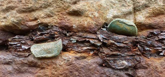 자이언트 코즈웨이 현무암 틈에 끼인 동전. 내셔널 트러스트 홈페이지 갈무리. 2025.05.30.