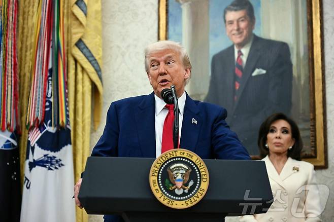 도널드 트럼프 미국 대통령이 28일(현지시간) 워싱턴DC 백악관 집무실에서 열린 제닌 피로(오른쪽) 워싱턴DC 임시 미국 검사장 취임 선서식에서 기자들의 질문에 답하고 있다. 2025.05.28 ⓒ AFP=뉴스1 ⓒ News1 류정민 특파원