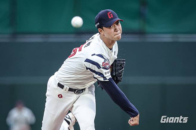 삼성 윤성빈이 20일 사직구장에서 열린 2025 KBO리그 LG전에 선발 등판해 역투하고 있다. 사진 | 롯데 자이언츠