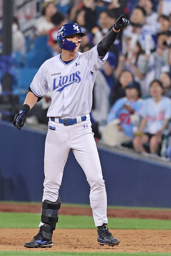 삼성 구자욱이 29일 대구삼성라이온즈파크에서 열린 2025 KBO리그 롯데전에서 6회말 적시타를 때린 후 세리머니를 하고 있다. 이 안타로 통산 2500루타를 달성했다. 역대 43번째다. 사진 | 삼성 라이온즈