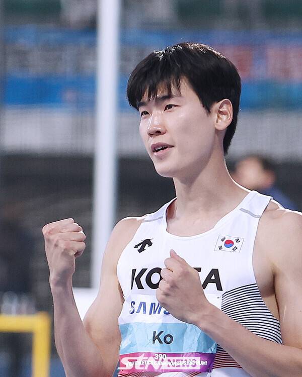 30일 경북 구미시민운동장에서 열린 '2025 구미아시아육상선수권대회' 남자 200m 준결선에 출전한 고승환(광주광역시청)이 역주를 펼친 후 환호하고 있다. 사진┃강명호 기자