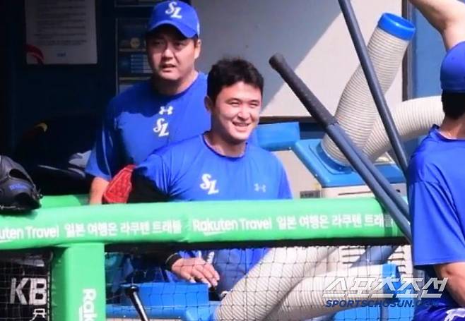 밝은 표정으로 나타난 최원태.