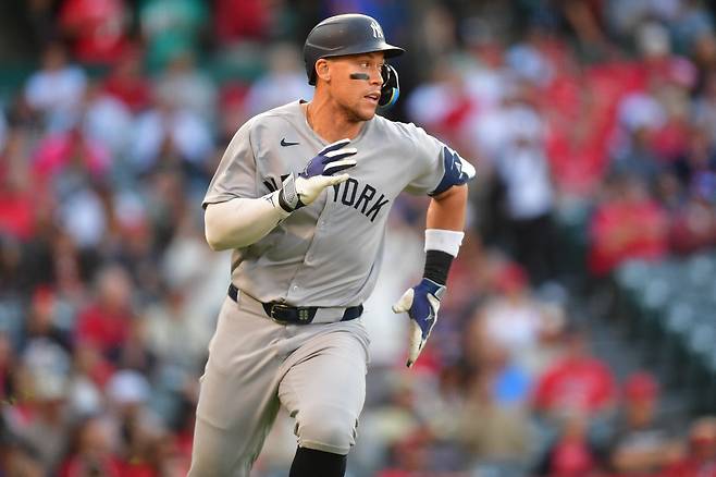 뉴욕 양키스 애런 저지가 지난 28일(한국시각) LA 에인절스전에서 1회 안타를 날리고 달려나가고 있다. Imagn Images연합뉴스